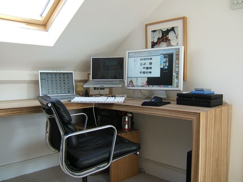Bildschirmarbeit am Computer: im Schreibtisch im Firmenbüro und im Home Office